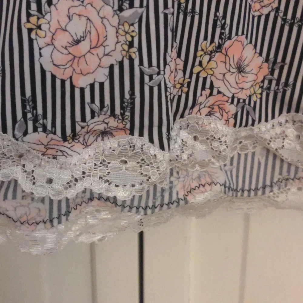 // DONATED ๐ 2/$7 Marilyn Monroe cami short stripped pajama set size L - Picture 4 of 12